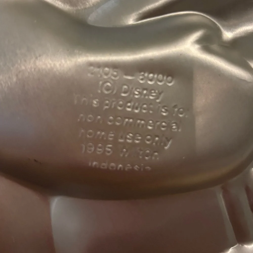 Disney 1995 Wilton Cake Pan Disney Winnie The Pooh with Honey Pot Pan